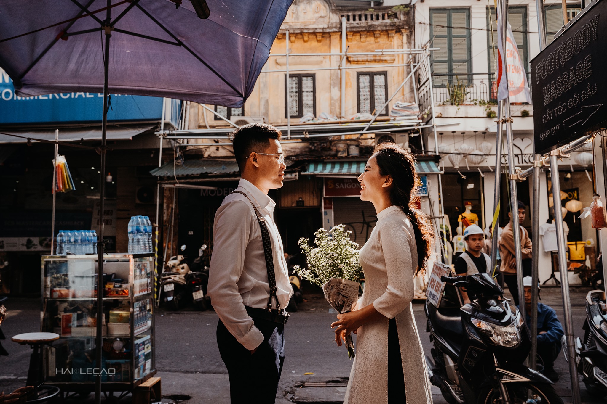 Bạn đang tìm kiếm ảnh cưới đẹp lung linh như mơ tại Hà Nội? Chúng tôi có rất nhiều bộ ảnh cưới tuyệt đẹp được chụp tại những địa điểm đẹp nhất của thành phố. Hãy cùng thưởng thức và tìm hiểu thêm về những gợi ý tuyệt vời để lưu giữ những khoảnh khắc đáng nhớ của bạn và người thân.